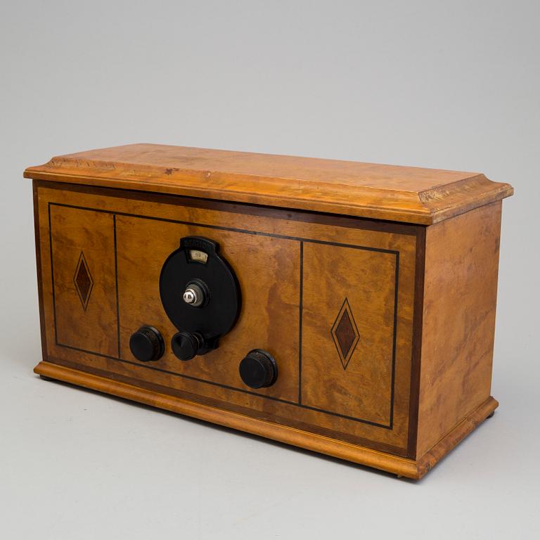 A radio and a loudspeaker, including Philips, 1930´s/40´s.