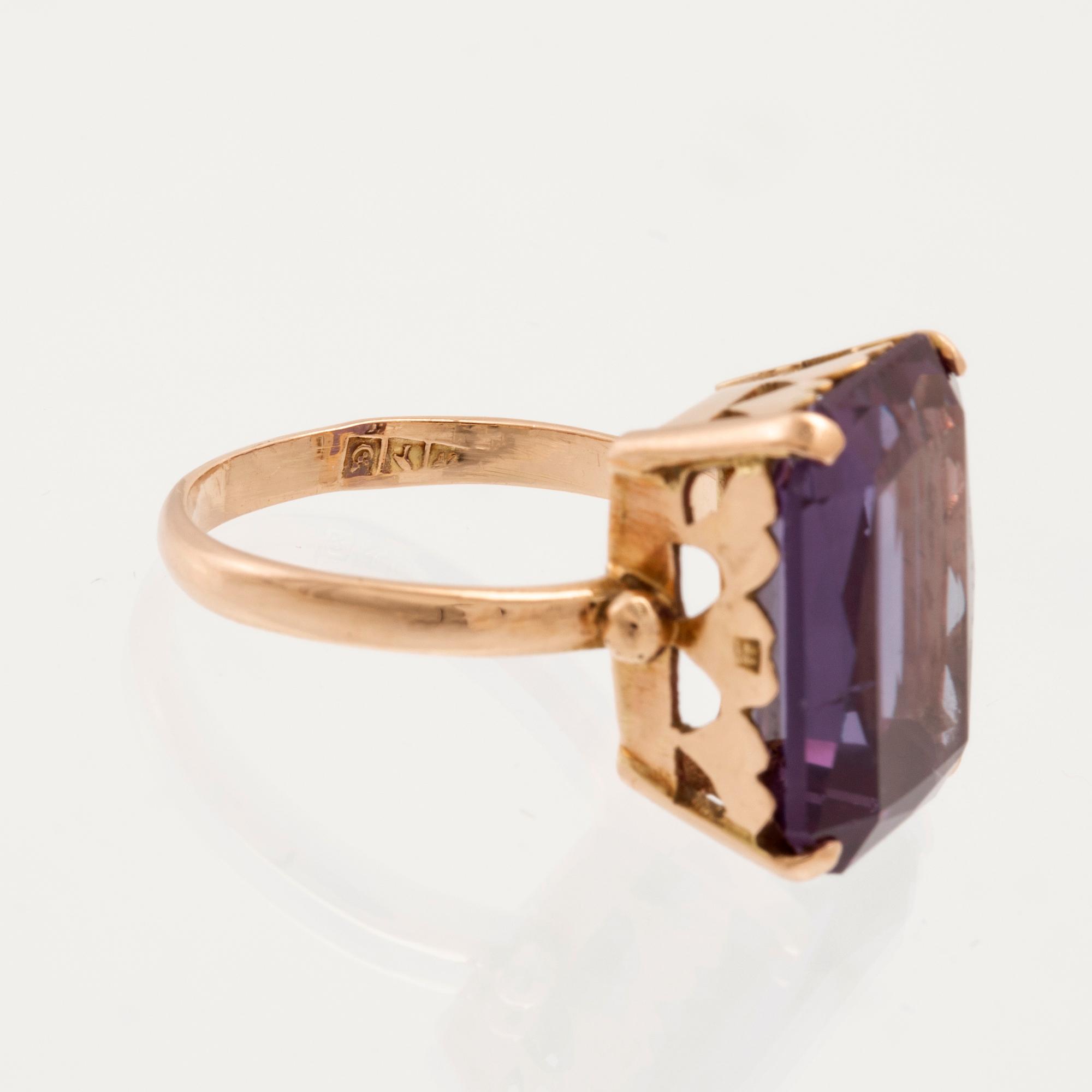 Bracelet, ring, and brooch in gold with synthetic colour-changing sapphires and glass.