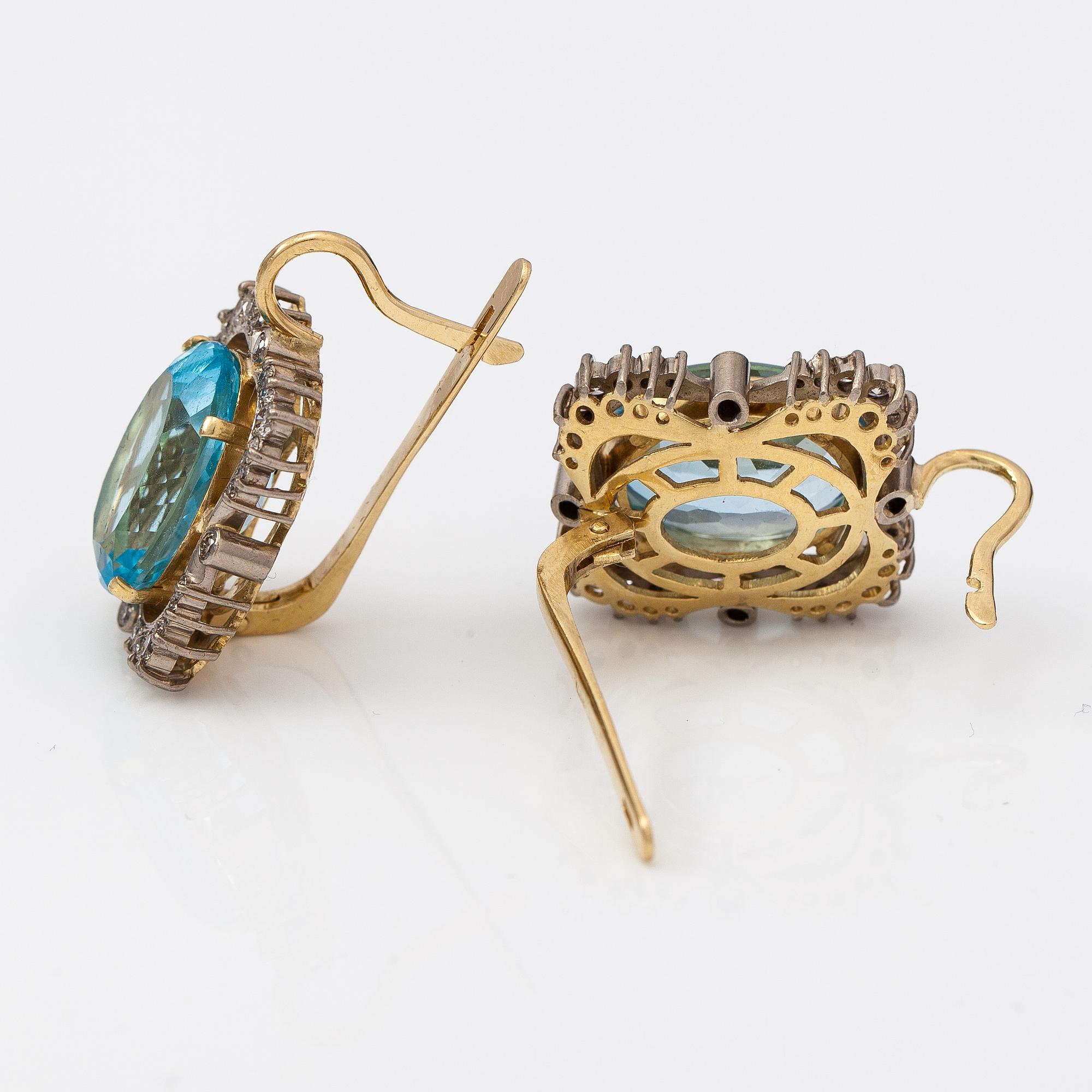 A pair of 18K gold earrings with topazes and diamonds ca. 0.74 ct in total.