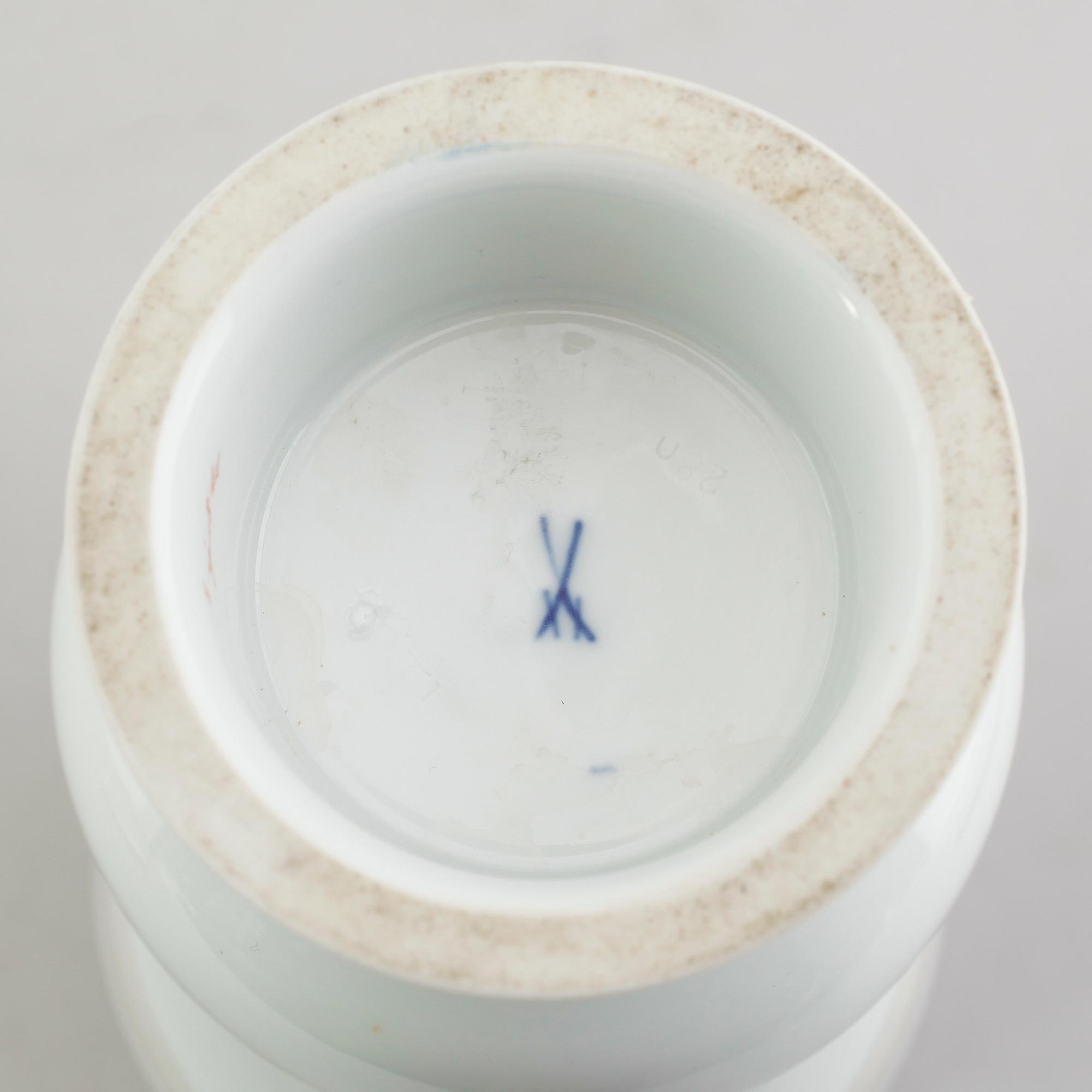 VAS SAMT ASKFAT, porslin, Meissen, 1900-talets andra hälft.