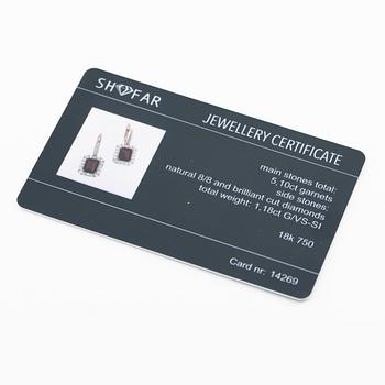 Örhängen 18K guld med granater och briljantslipade och åttkantslipade diamanter.