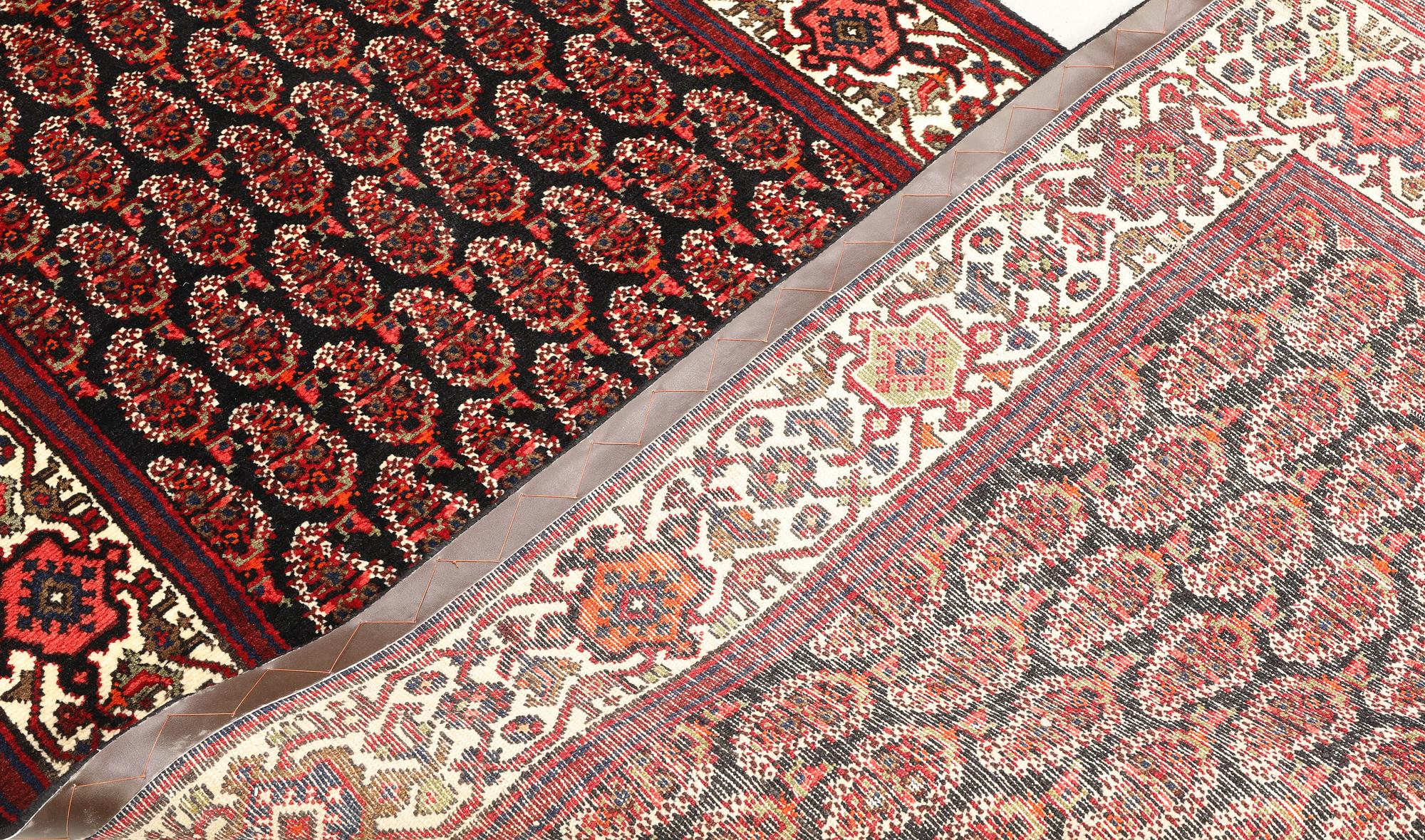 A Hamadan runner, approx. 420 x 114 cm.