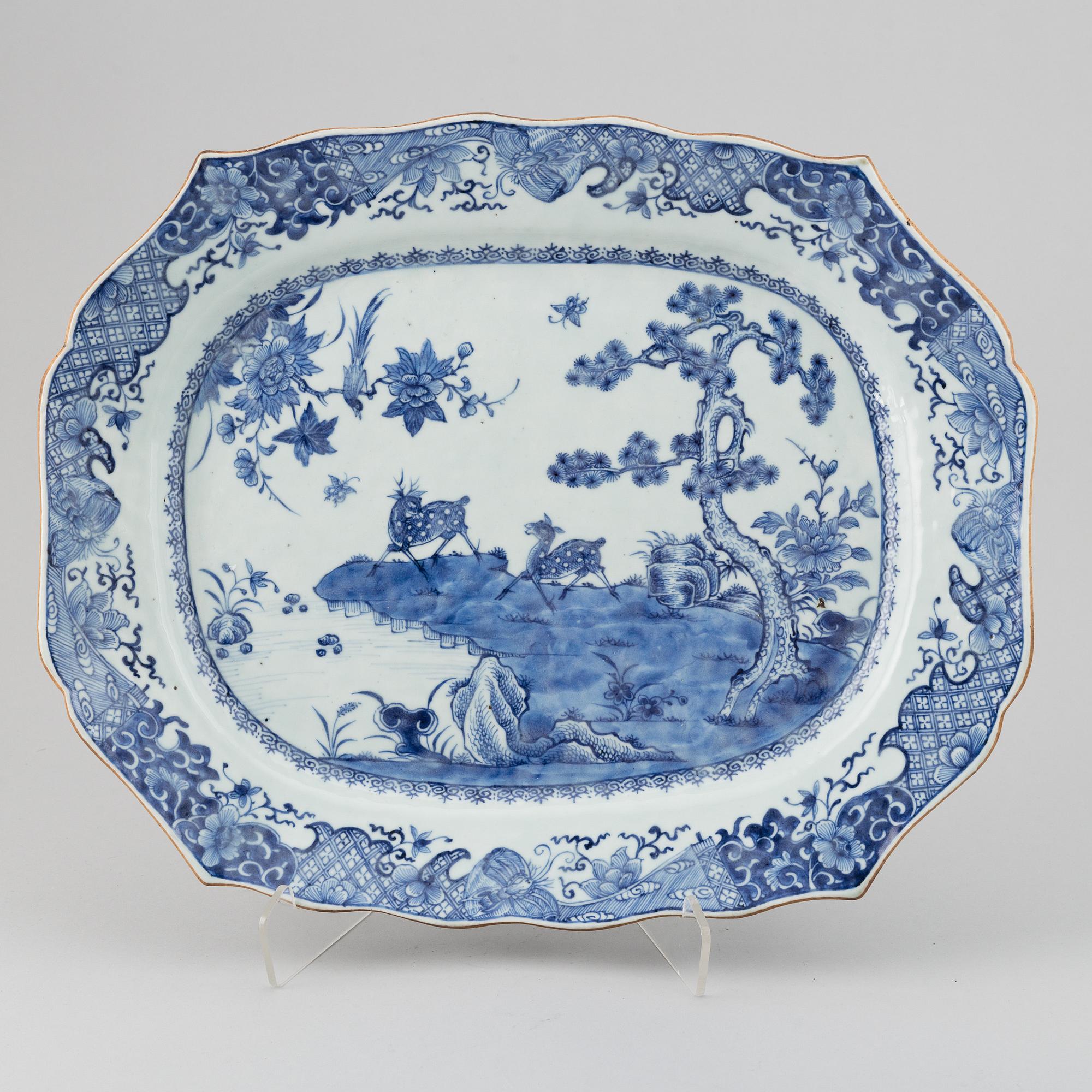 A large blue and white serving dish, Qing dynasty, Qianlong (1736-95).