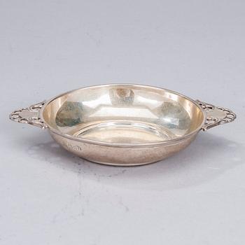 SKÅLAR, 2 st, och FAT, silver, London, bl a Carrington & Co, och Helsingfors, 1900-talets första hälft. Totalvikt 407 g.