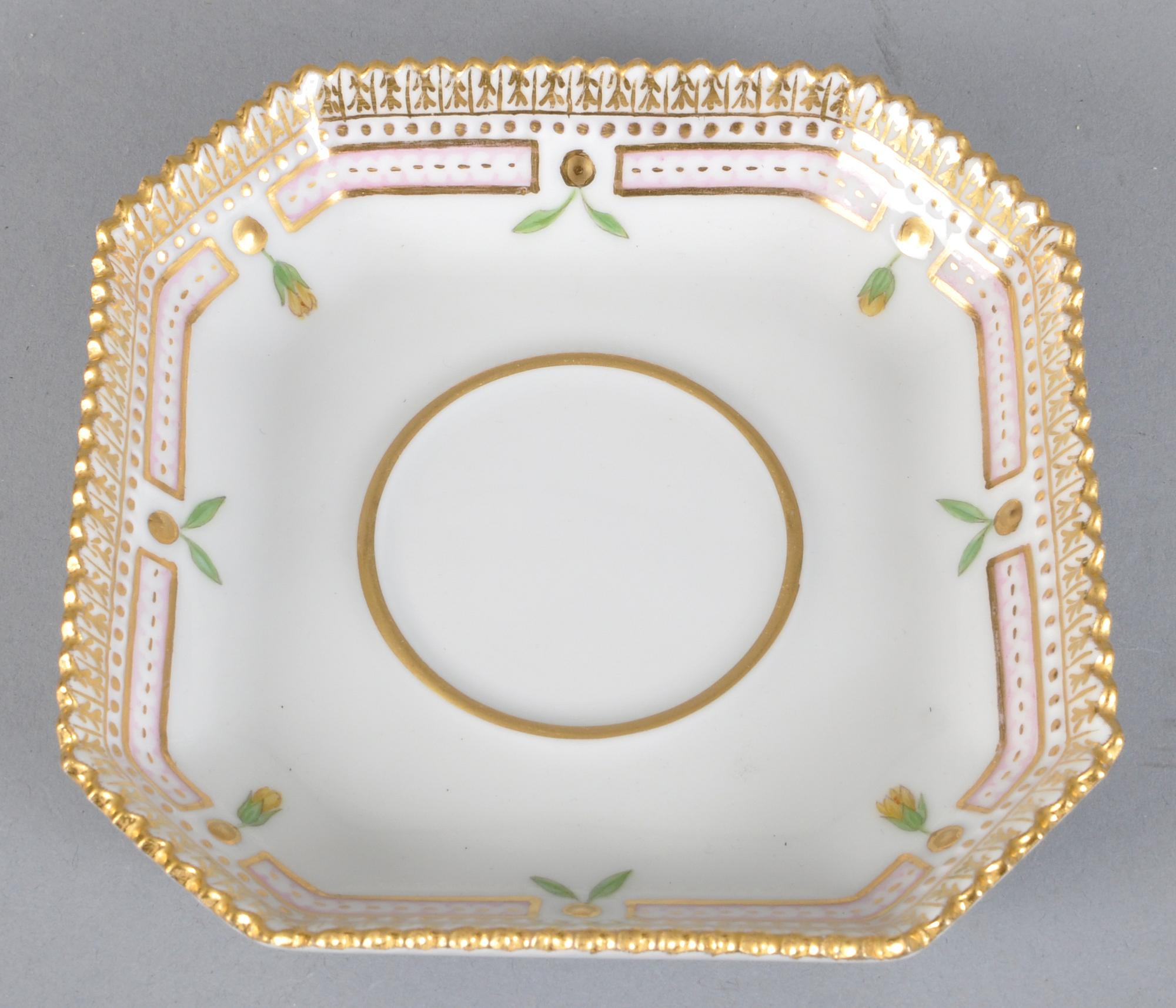 CREMEKOPPAR MED LOCK OCH FAT, 2 st, 
porslin, "Flora Danica" Royal Copenhagen, Danmark.