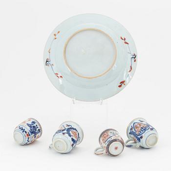 A group of four Chinese imari cups and a dish, Qing dynsty, Qianlong (1736-95).