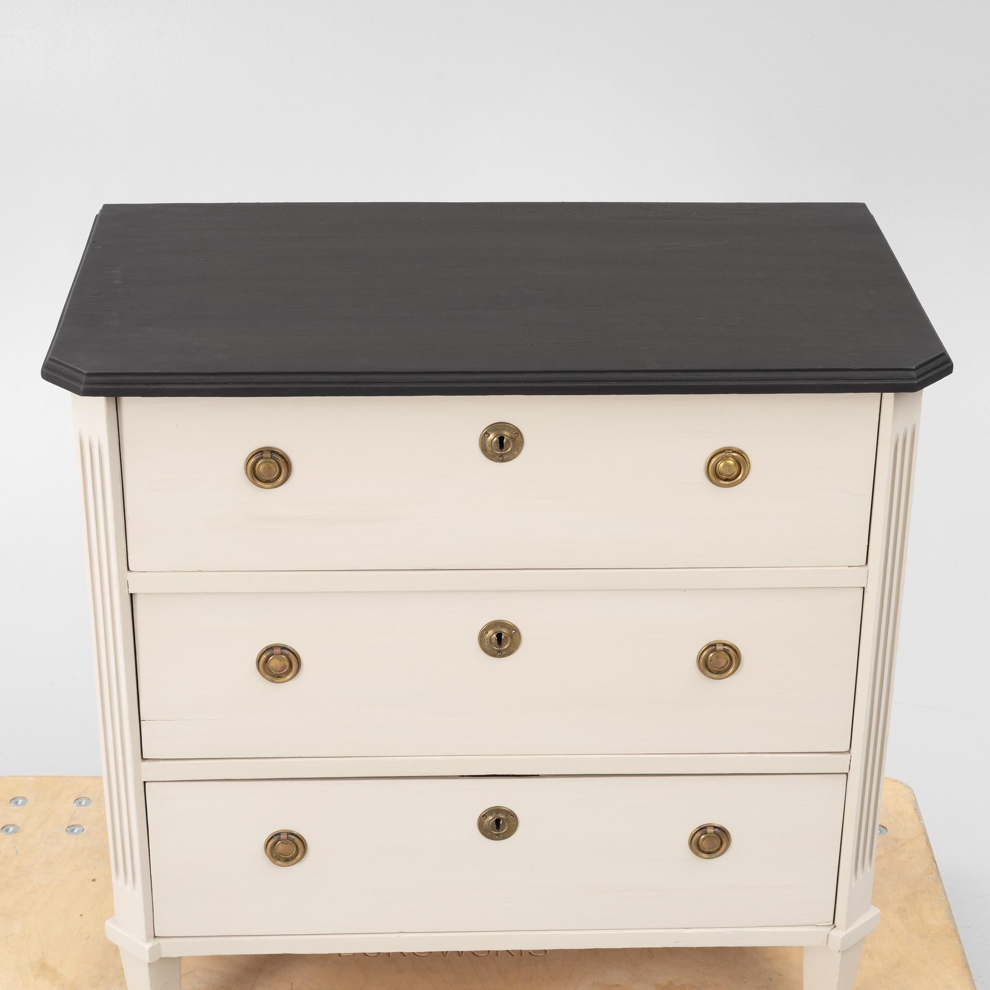 Chest of drawers, Gustavian style, 20th century.