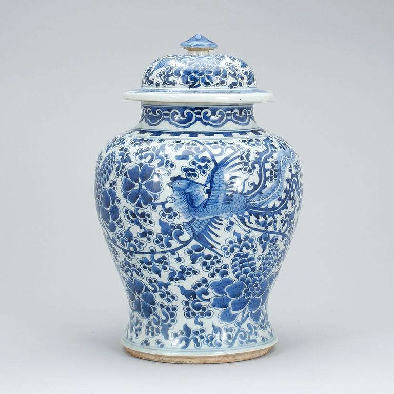 URNA med LOCK, porslin, Kina, Kangxi-stil, 1900-tal.