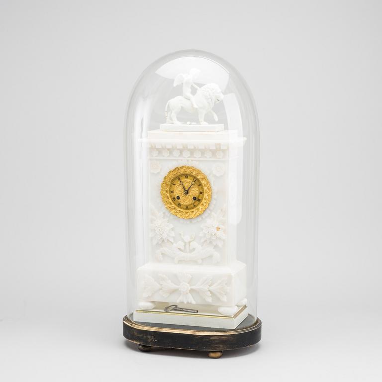 MANTELPIECE CLOCK, MID 19TH CENTURY.