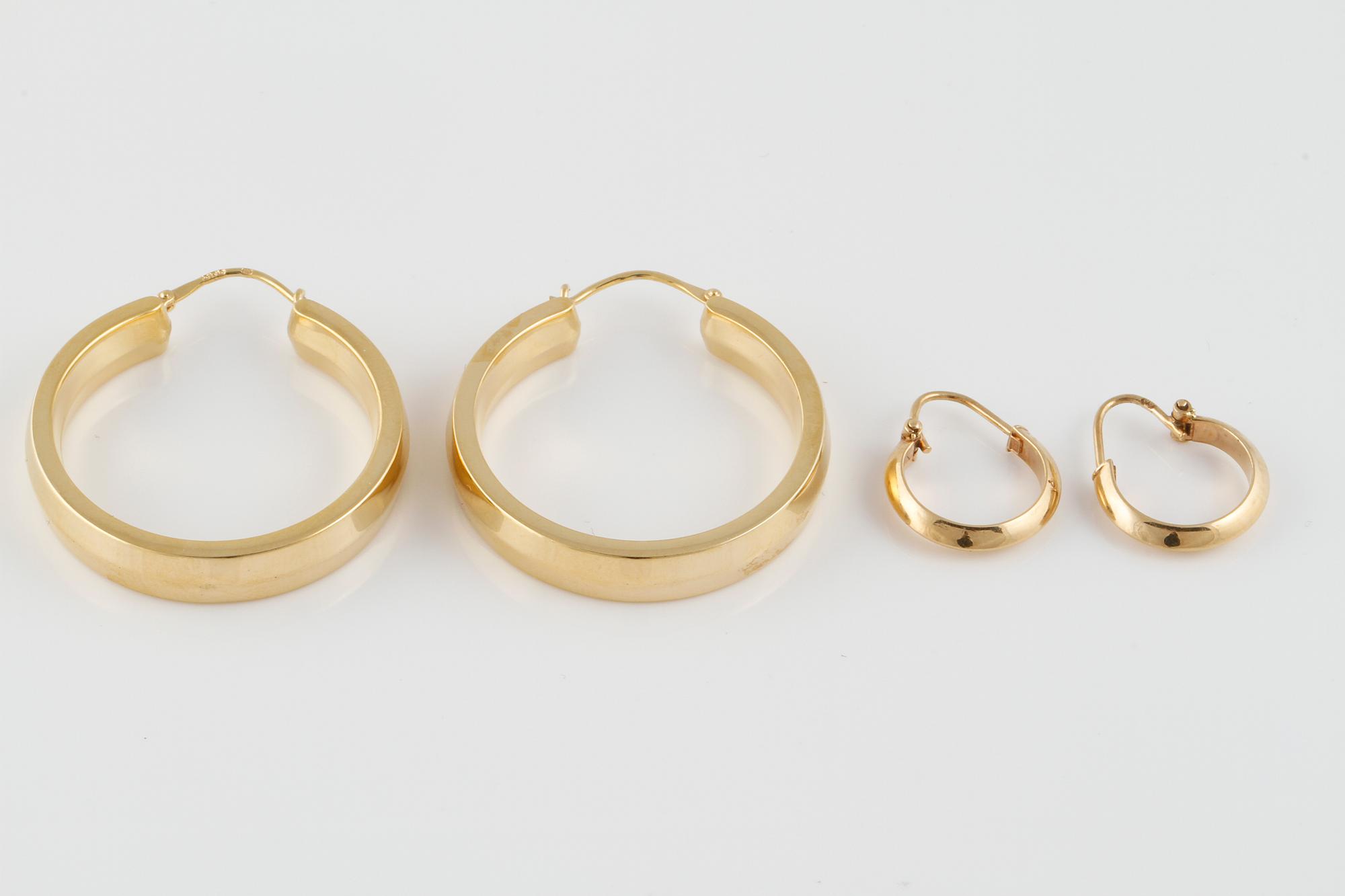 ÖRHÄNGEN, 2 par, 14 respektive 18K guld. Vikt 8,1 gram.