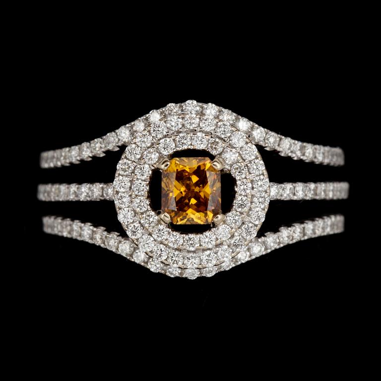 A fancy orangy-brown, 0.44 cts, and brilliant cut diamond ring, tot. 1.26 cts.