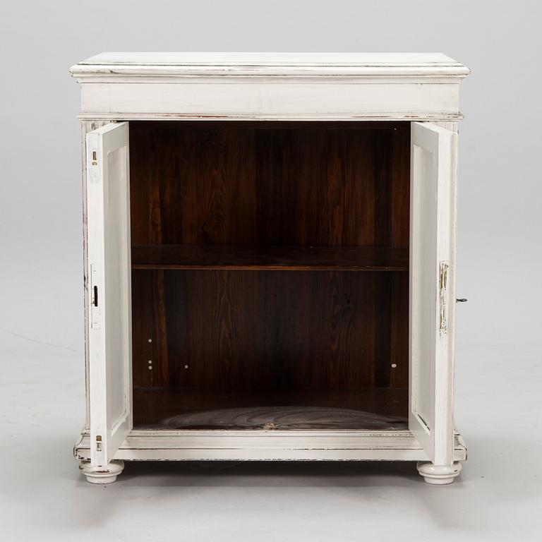 A late 19th century cabinet.