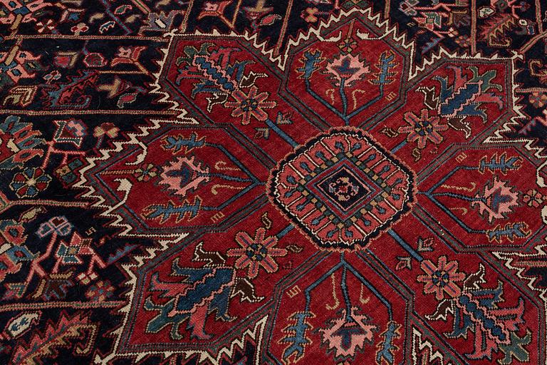 A CARPET, a semi-antique Heriz, ca 589 x 345,5 cm.