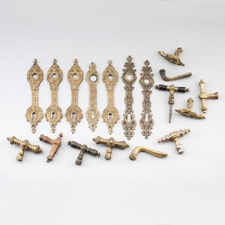 HANDTAG OCH NYCKELSKYLTAR, mässing, 1800-talets andra hälft.