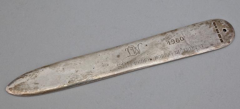 VAS samt BREVKNIV, sterlingsilver, bla Karl-Erik Lindholm, Bollnäs, 1980. Tot vikt ca 263.