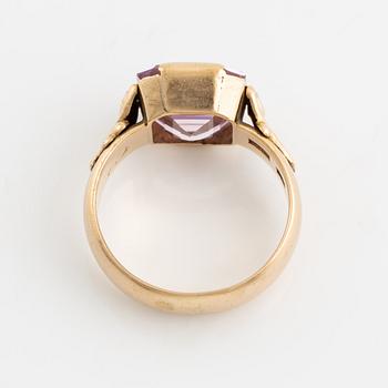 Ring 18K guld med en rosa sten.