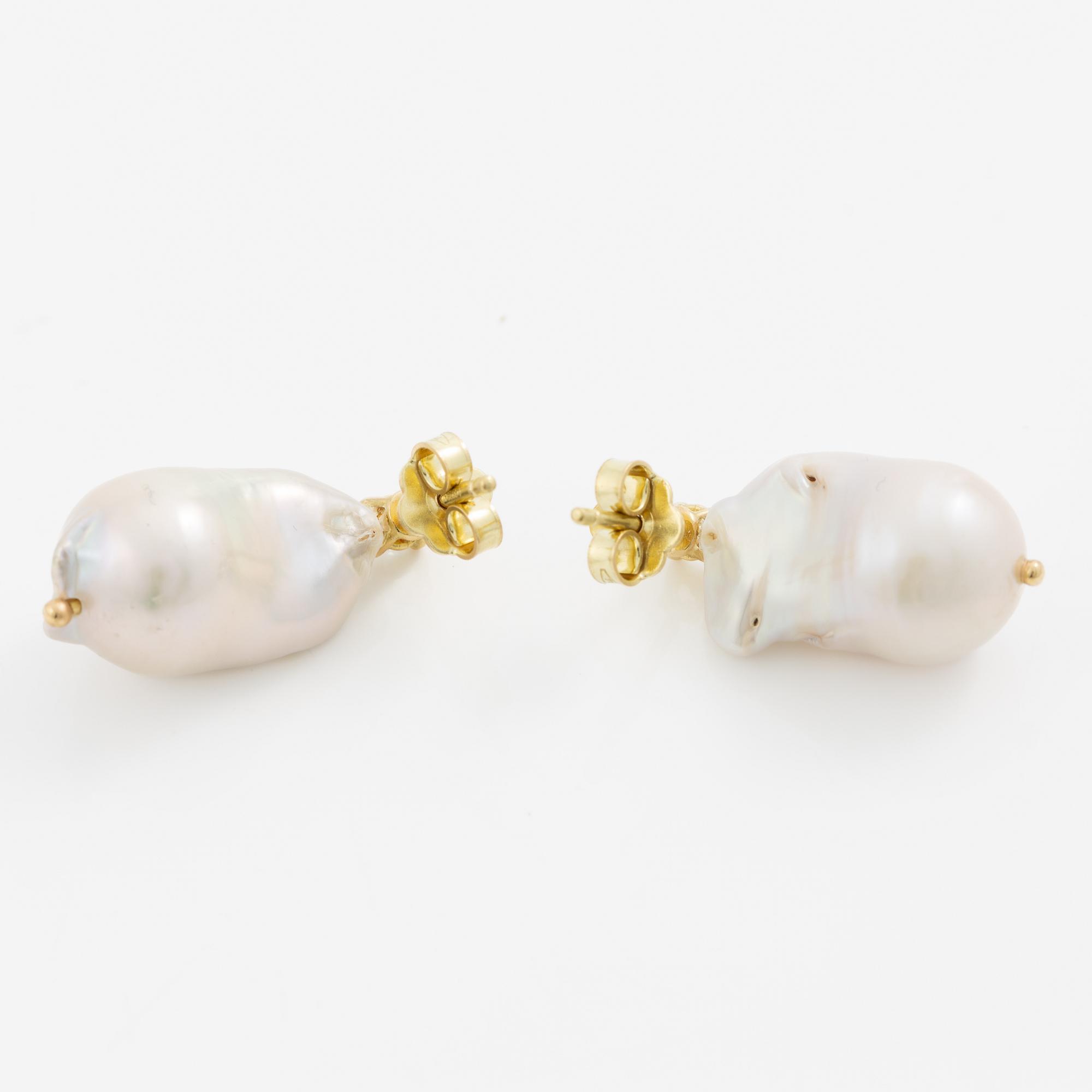 Earrings 18K yellow gold with cultured baroque-shaped freshwater pearls and brilliant-cut diamonds.
