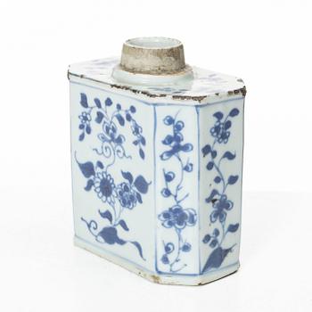 A blue and white tea caddy, Qing dynasty, Kangxi (1662-1722).