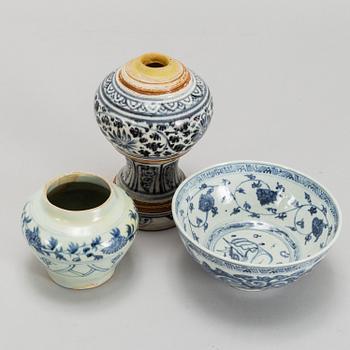 A blue and white vase, bowl and pot, South East Asia, 16th/17th Century.