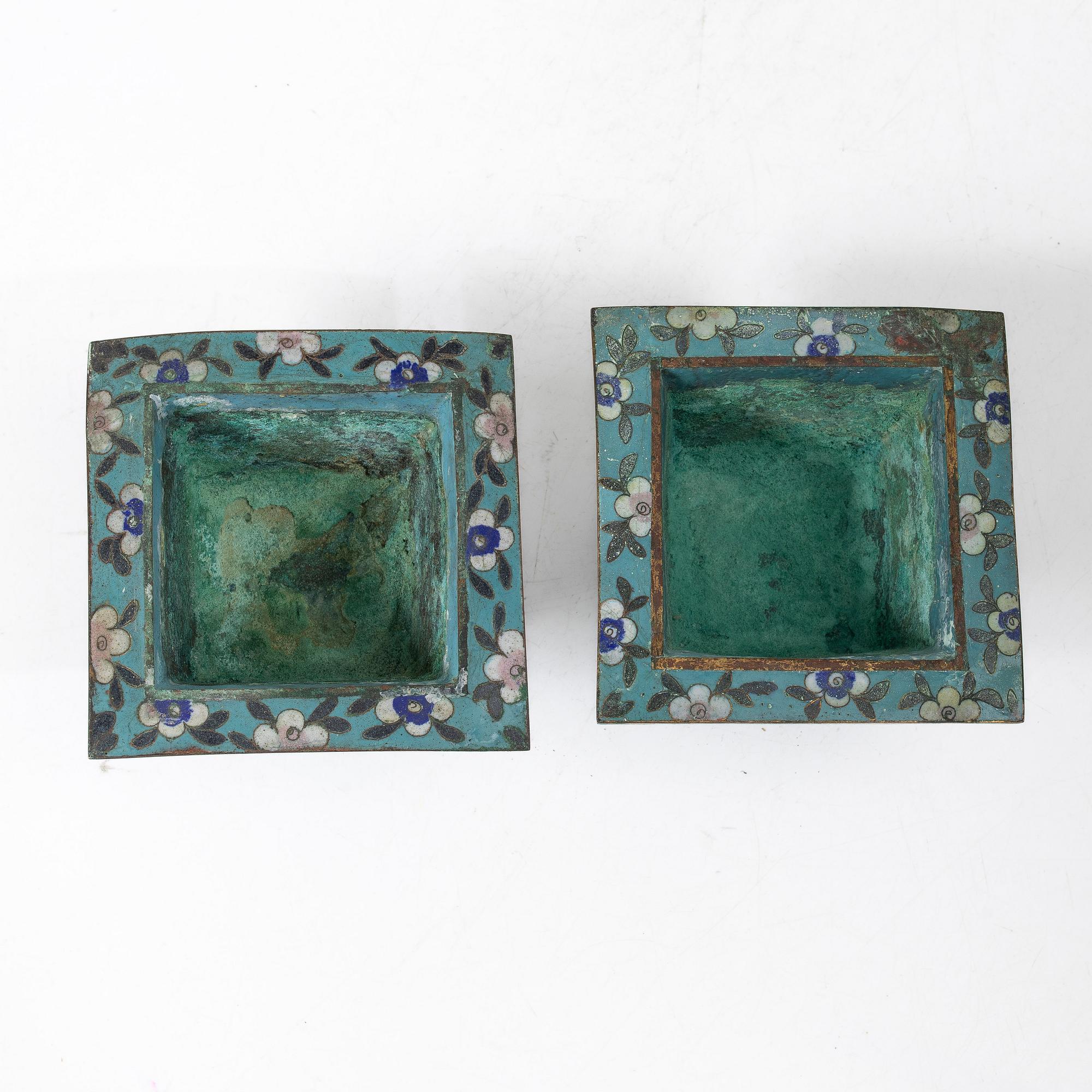 Ytterfoder, cloisonné på förgylld koppar, ett par, sen Qingdynasti / omkring 1900.