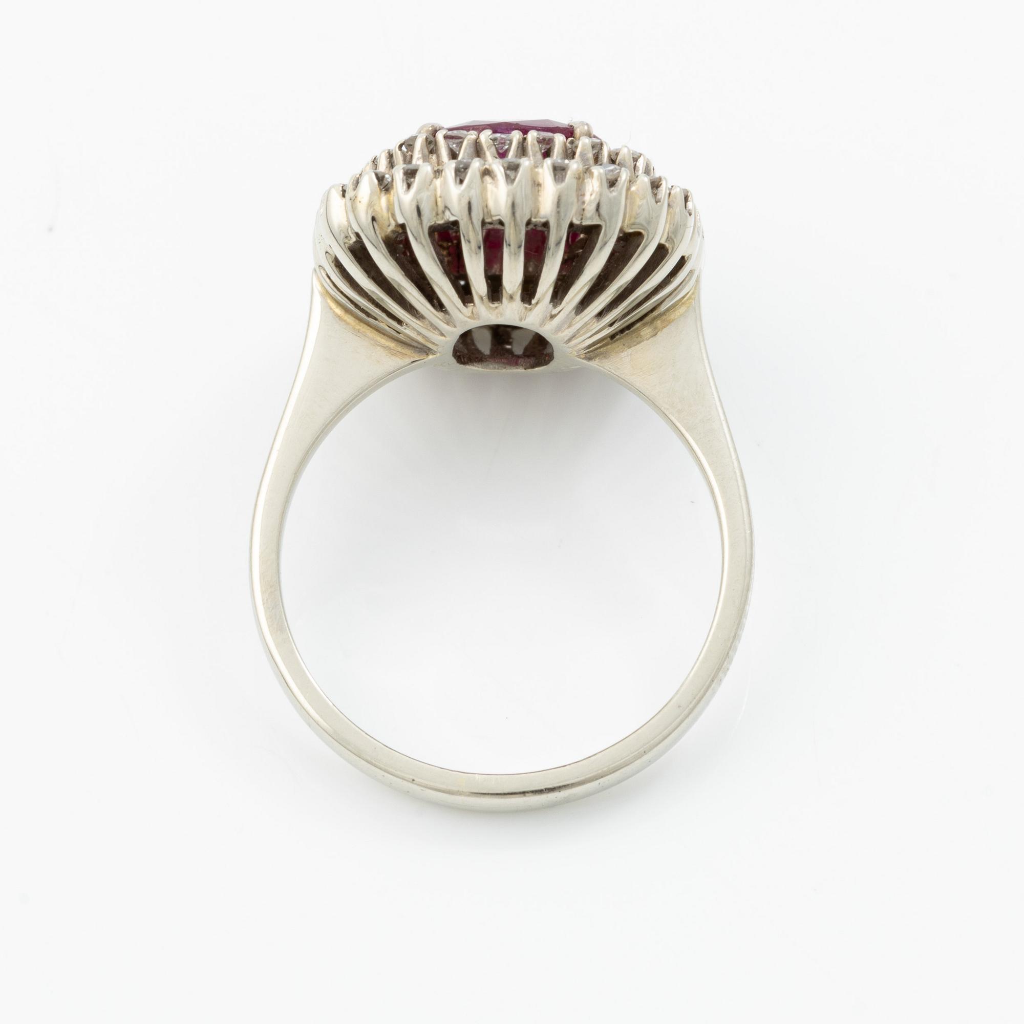 Ring 18K white gold with ruby and octagon-cut diamonds. Accompanied by report GCS.