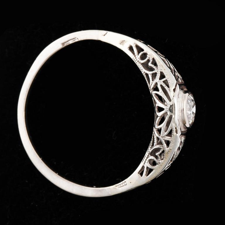 RING, 18k vitguld med gammalslipad diamant ca0,23ct. Vikt 2,3g.