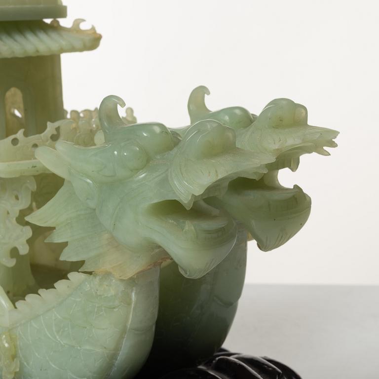 Skulptur, i form av fartyg, grön sten troligen bowenit, Kina, 1900-tal.