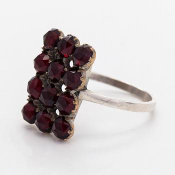 Rintaneula ja sormus, granaatteja, valkometallia.