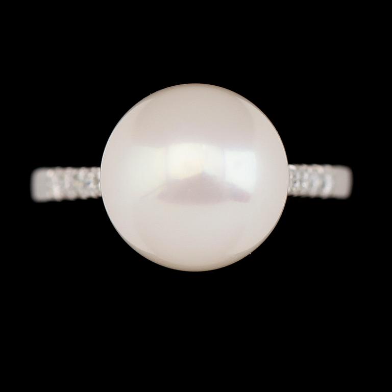 RING, 18K vitguld, odlad pärla och briljantslipade diamanter.