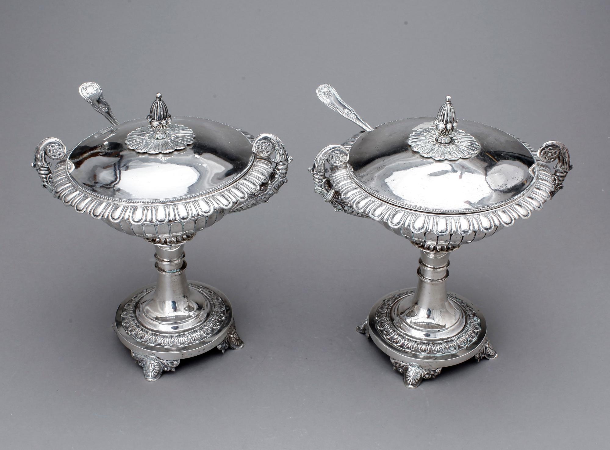 SOCKERSKÅLAR med STRÖARE, ett par, silver, Gustaf Möllenborg, 1834. Total vikt ca 1669g.