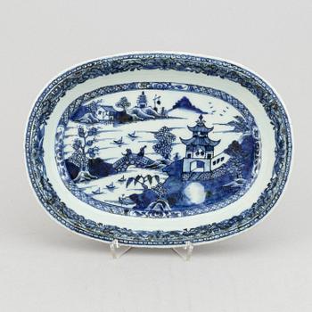 A group of 7 blue and white dishes, 18/20th Century.