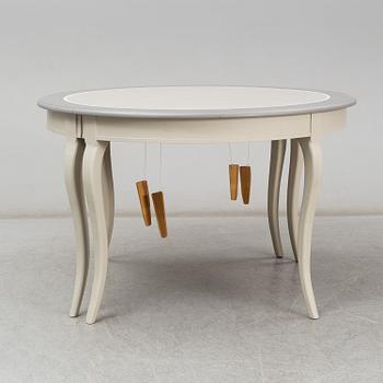 Matgrupp, 11 delar, ett bord och 10 stolar, rokokostil, modern tillverkning.