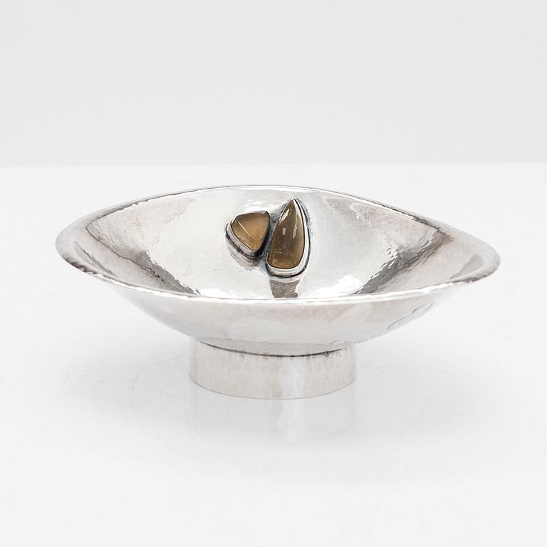 Reijo Sirkeoja, a hammered silver bowl with cut stones, Hopeataidetakomo, Tampere 1962.