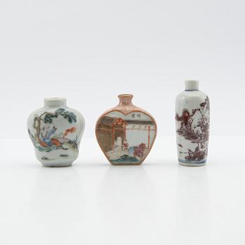 Snusflaskor, tre stycken, poslin. Kina, 1900-tal.