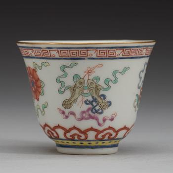 VINKOPPAR, elva stycken, porslin. Qing dynastin, med Guangxus sex karaktärers märke och period (1874-1908).