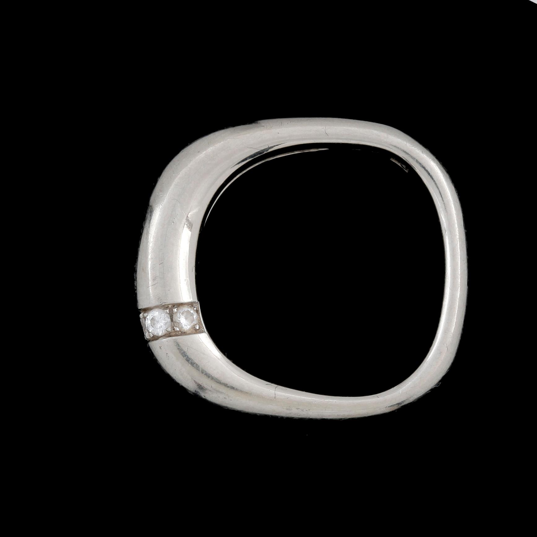 RING, 18k vitguld med 5 små briljantslipade diamanter. Vikt 5g.