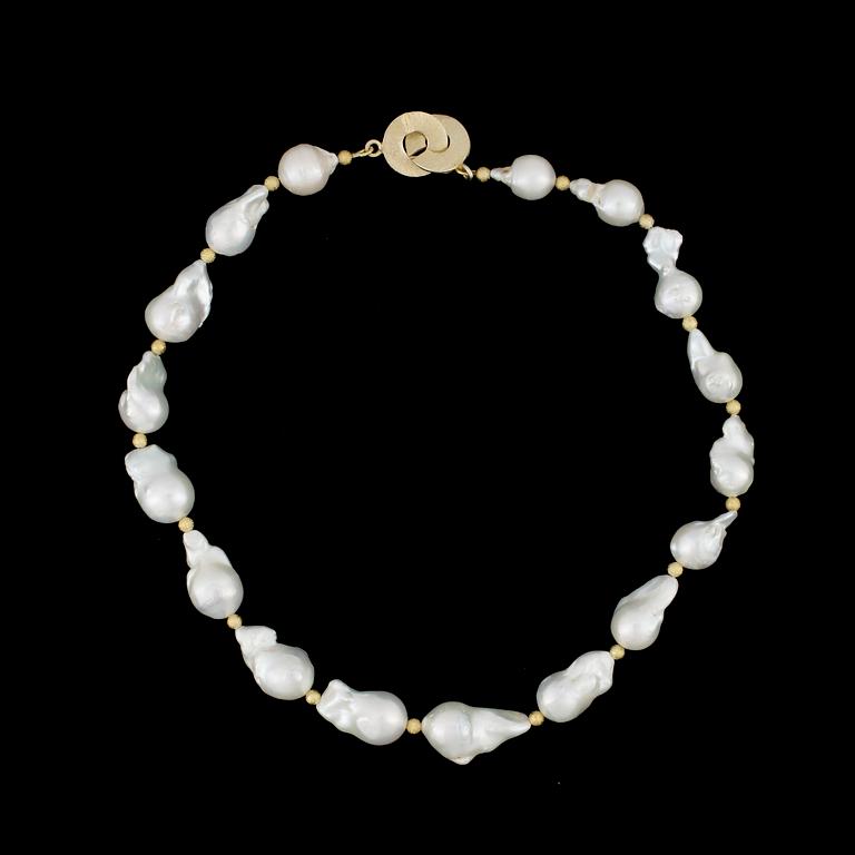 COLLIER, odlade barocka sötvattenspärlor lås i förgyllt sterlingsilver. 2000-tal.