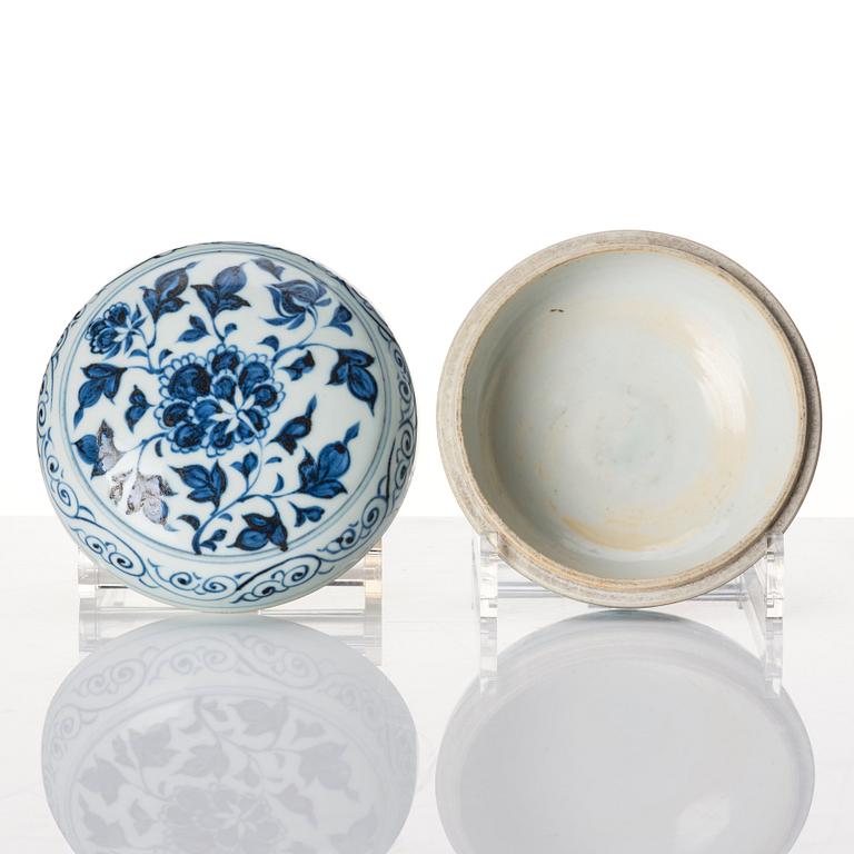 A blue and white ming style box with cover, Qing dynasty, Yongzheng (1723-35).