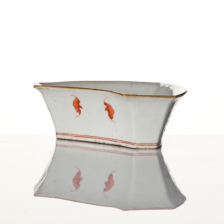 A Chinese famlle rose porcelain bowl, late Qing dynasty.