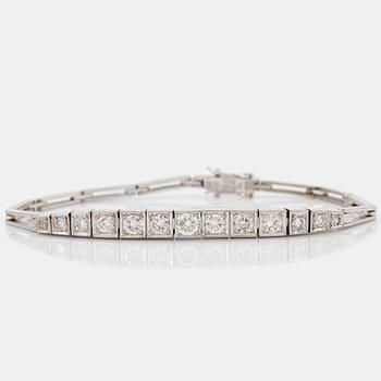 1019. An 18K white gold bracelet set with round brilliant-cut diamonds.