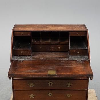 An early 19th century oak secratire.