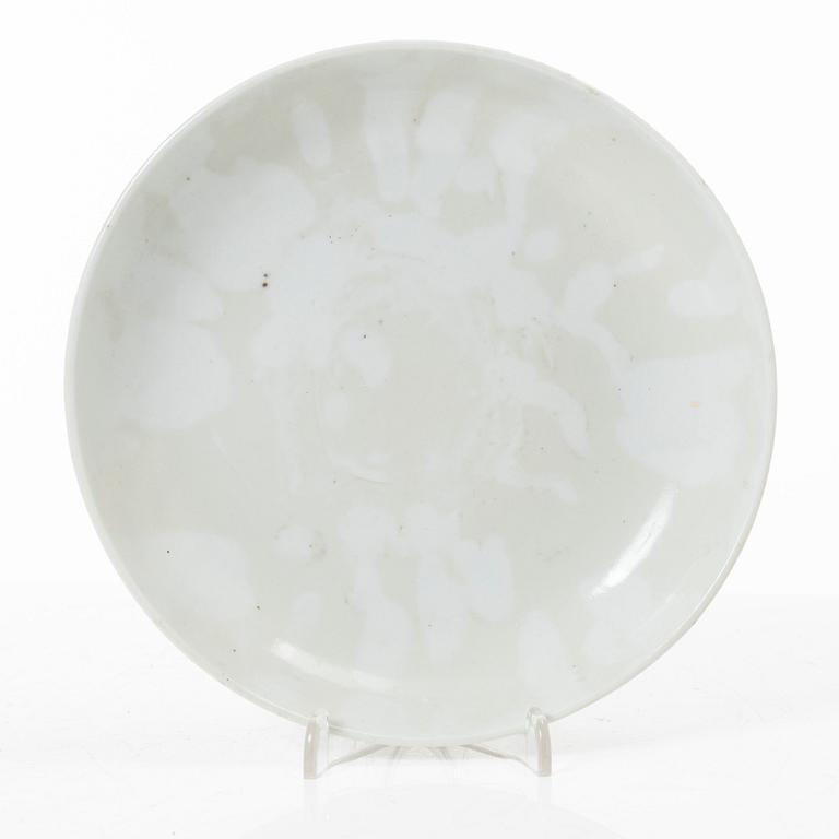 Fat, två stycken, samt lock och skål, porslin. Sen Qingdynasti.