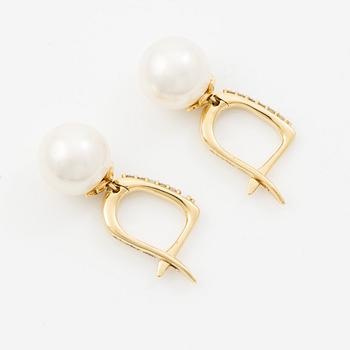 Earrings in 18K gold with cultured Akoya pearls and brilliant-cut diamonds.