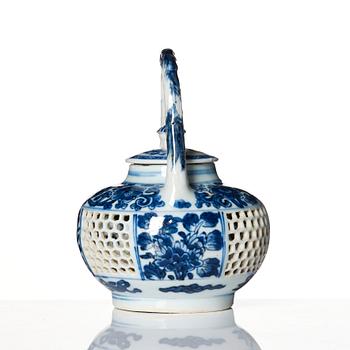 A blue and white tea pot, Qing dynasty, Kangxi (1662-1722).