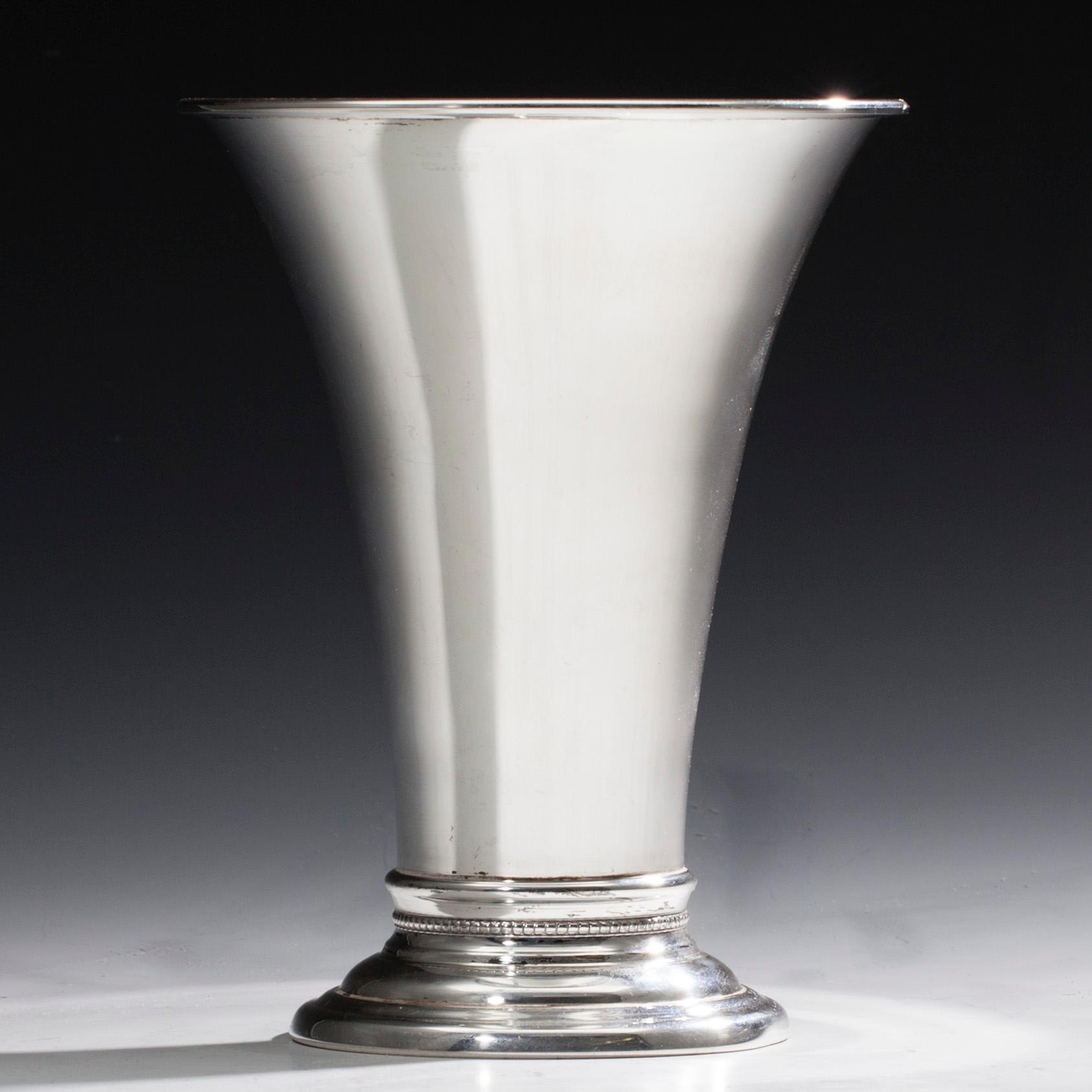 BÄGARE, sterling silver, svenska importstämplar 2004. Vikt 302 g.