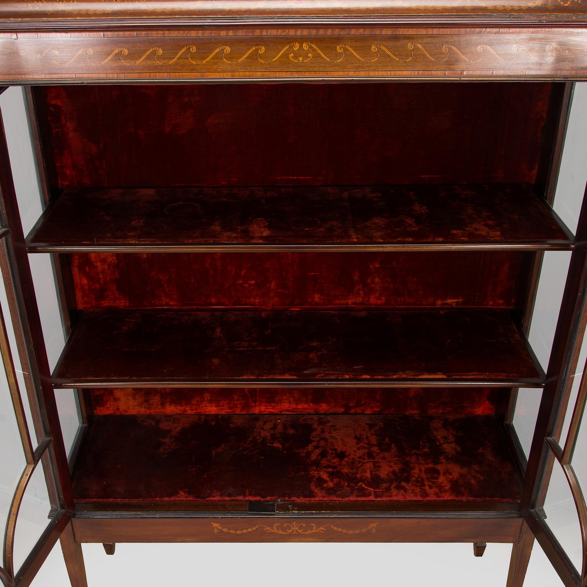 An English display cabinet, first half of the 20th century.