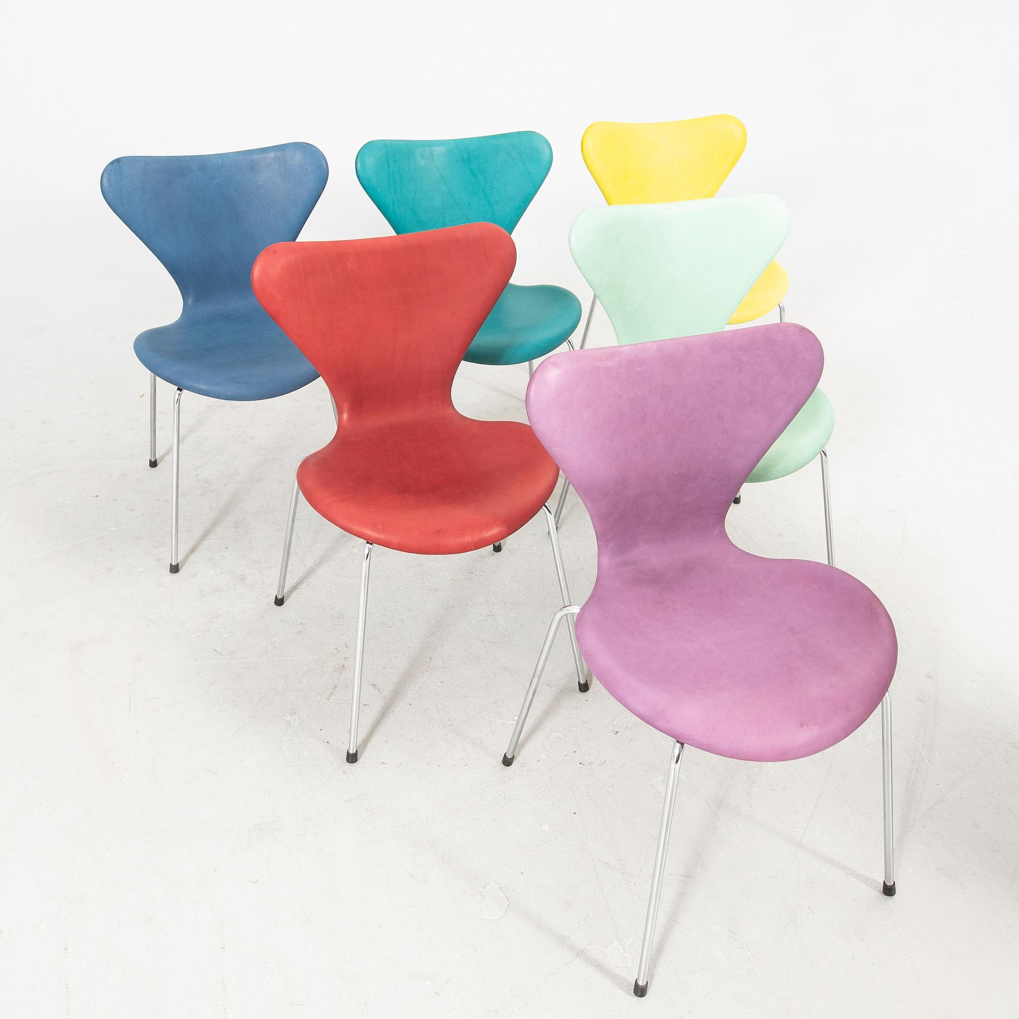 Arne Jacobsen, a set of six leather "Sjuan" chairs for Fritz Hansen.