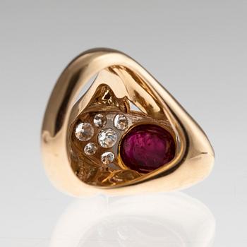 RING, 18K guld, rubin ca 3 ct, antik- och briljantslipade diamanter ca 1,4 ct. 1900 t. senare hälft. Vikt 16,4 g.
