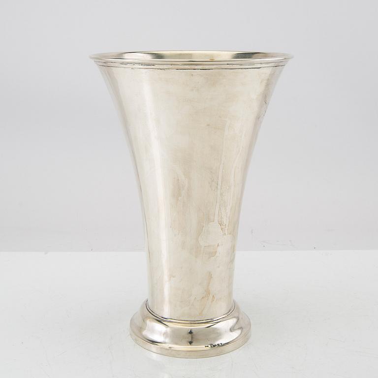 A Swedish 20th century silver vase mark of GAB Stockholm 1919, weight 585 grams.