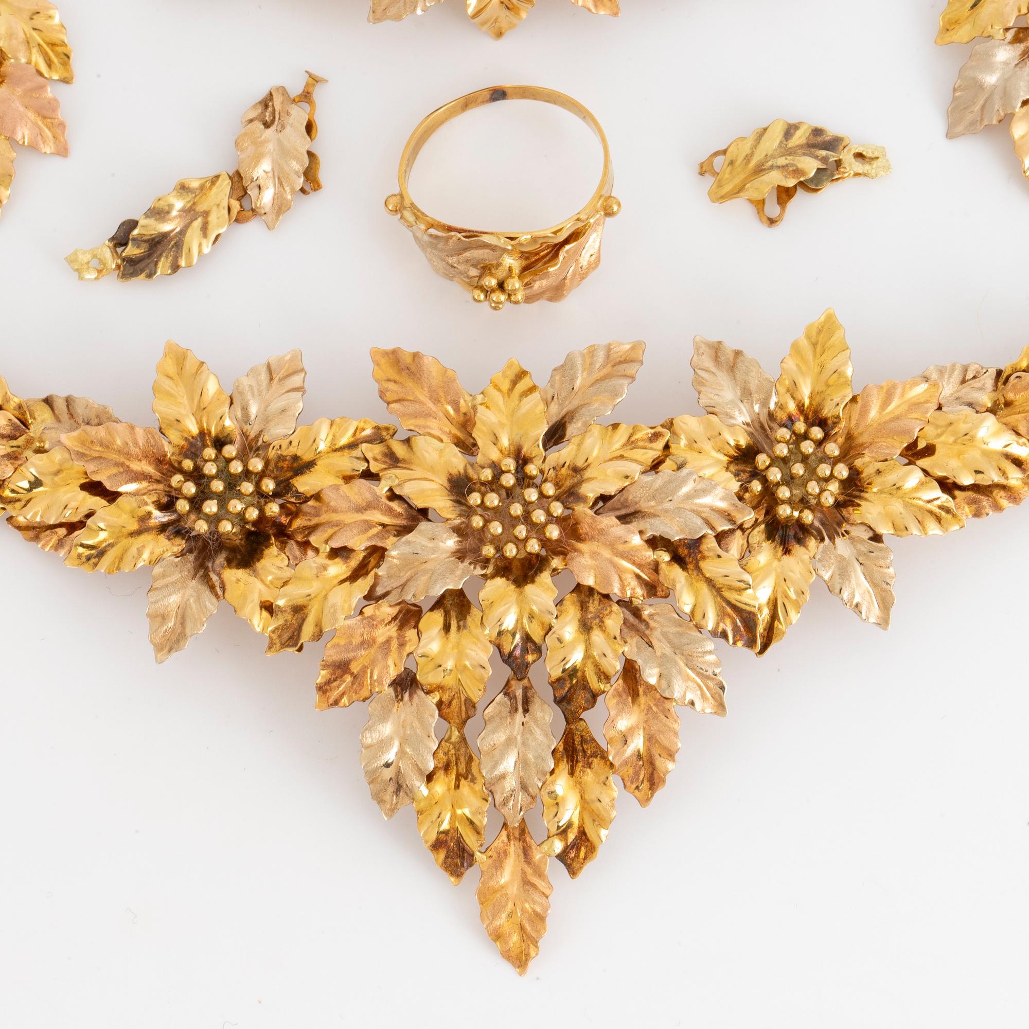 Necklace, a pair of earrings, ring, bracelet, 18K gold in three colours.